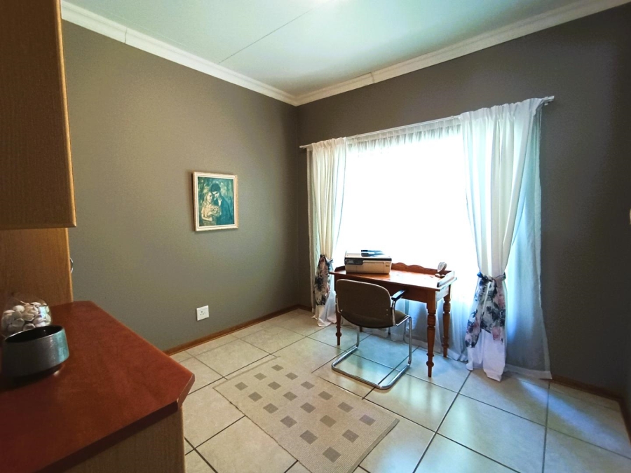 5 Bedroom Property for Sale in Langenhovenpark Free State